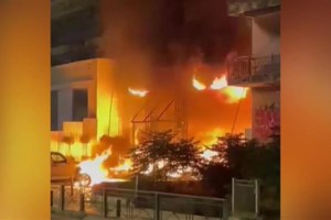 Φωτιά σε διαμέρισμα στον Πειραιά: Απεγκλωβίστηκαν μία ηλικιωμένη και δύο παιδιά [Βίντεο]