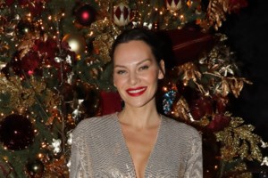 Η Υβόννη Μπόσνιακ με το πιο στιλάτο μαύρο φόρεμα: Το τεράστιο ντεκολτέ με τον κρίκο και τα θεϊκά μποτάκια - εικόνα 6