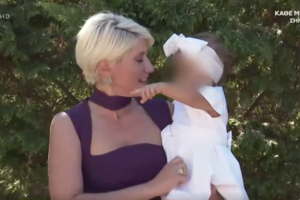 Σία Κοσιώνη: H πρωινή εμφάνιση με λευκό πουκάμισο, τζιν καμπάνα και το κράνος της - εικόνα 5