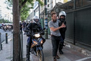 Ελεύθεροι οι συλληφθέντες για τα επεισόδια στην ΑΣΟΕΕ- Με όρο να μην… ξαναπάνε  στα Εξάρχεια - εικόνα 2
