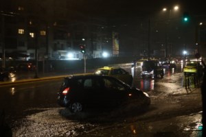 Ο καιρός σήμερα: Επιμένουν οι καταιγίδες και οι ισχυροί άνεμοι, πέφτει κι άλλο η θερμοκρασία - Πότε θα βρέξει στην Αττική