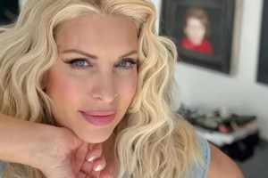 Συνεπής η Ελένη Μενεγάκη στο ετήσιο ραντεβού της στην Κηφισιά - Ανανεωμένη και ηλιοκαμμένη