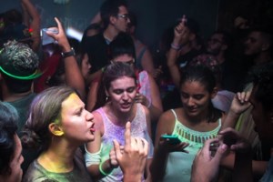 Αμετανόητη 23χρονη στη Θεσσαλονίκη: Νέο κορονοπάρτι με την ίδια πρωταγωνίστρια όπως και πριν έναν μήνα - εικόνα 2