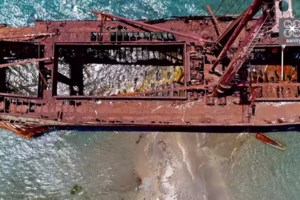 Λευκάδα: Φορτηγό πλοίο προσάραξε στον όρμο της Βασιλικής [Εικόνες]