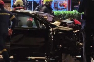 Τροχαίο στην Ποσειδώνος: Χωρίς δίπλωμα ο 20χρονος που καρφώθηκε σε κολώνα – Εκτός οχήματος βρέθηκε η 20χρονη συνοδηγός - εικόνα 3