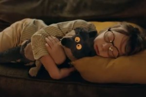 Αυτή είναι η πιο συγκινητική χριστουγενιάτικη διαφήμιση: Η Κίρα Νάιτλι ερωτεύεται και κάνει τους Βρετανούς να λιώσουν