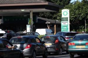 Βρετανία - Καθησυχαστικός ο Τζόνσον για τα καύσιμα: "Η κατάσταση σταθεροποιείται" - Στα πρατήρια με μπουκάλια οι πολίτες - εικόνα 6