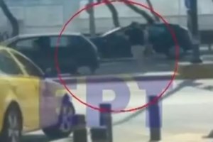 Βάρκιζα: Οδηγός "πάρκαρε" το αυτοκίνητό του στην... άμμο, ακριβώς δίπλα στις ξαπλώστρες [Βίντεο]