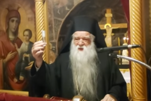 Πάτρα: Επίθεση αντιεμβολιαστών με συνθήματα στο εμβολιαστικό κέντρο [εικόνες] - εικόνα 3