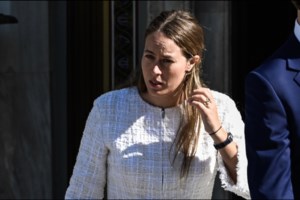 Νίνα Φλορ: Καλεσμένη σε γκαλά σε βίλα στη Ρώμη με πολύχρωμο cocktail φόρεμα και ιβουάρ γόβες Maison Valentino - εικόνα 3