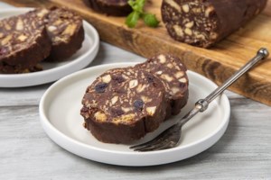 Ακης Πετρετζίκης: Το πιο νόστιμο και εύκολο κέικ βανίλια σοκολάτα