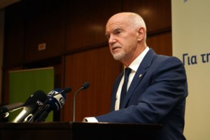 Λοβέρδος: Δεν ξέρω τι εννοεί για τα εξωθεσμικά κέντρα ο κ. Παπανδρέου