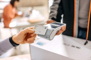 Τελευταία διορία σήμερα για την πληρωμή των τελών κυκλοφορίας και την κατάθεση πινακίδων