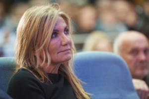 Μαρέβα Μητσοτάκη: Με casual look στα Χανιά για καφέ - Με τη φίλη της, Σέβη Βολουδάκη [εικόνες]