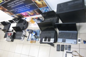 Στον Εισαγγελέα με μάσκες οι δύο συλληφθέντες για τη βόμβα στο σπίτι του Δημήτρη Σταμάτη [εικόνες] - εικόνα 2