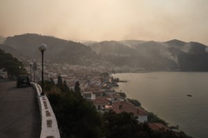 Τους τραυματίες δασοπυροσβέστες στο ΚΑΤ επισκέφθηκε η ΠτΔ Κατερίνα Σακελλαροπούλου [βίντεο]