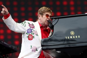 Viral η μαμά που πήγε σε συναυλία του Έλτον Τζον με την κόρη της - Συγκίνηση και απίστευτες αντιδράσεις [βίντεο]