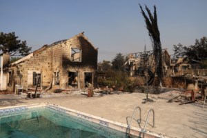 Κόλαση φωτιάς στην Κύπρο: Ανεξέλεγκτο το πύρινο μέτωπο στη Λεμεσό - Δύο νεκροί, 10 τραυματίες και 15 καμένα σπίτια - εικόνα 4