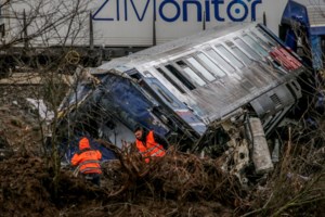 Ανοιχτό το κέντρο της Αθήνας - Ολοκληρώθηκαν οι πορείες για τα Τέμπη και την Ημέρα της Γυναίκας [εικόνες] - εικόνα 6