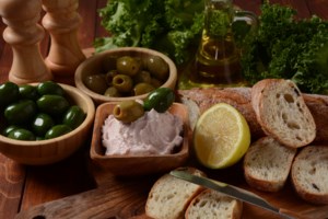 Καθαρά Δευτέρα: Το αμαρτωλό σαρακοστιανό τραπέζι - Πόσες θερμίδες "κρύβουν" τα παραδοσιακά εδέσματα