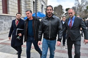 Κυψέλη: Ανδρας μαχαίρωσε τη γυναίκα του στον λαιμό και έπεσε από την ταράτσα - Βρέθηκε ιδιόχειρο σημείωμα - εικόνα 2