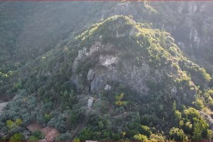 Ρέθυμνο: Στη ΜΕΘ τουρίστας που τραυματίστηκε σοβαρά ύστερα από πτώση του στο Φαράγγι της Πατσού - εικόνα 2