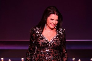 Τα... έσπασε για τη γιορτή της η Ζωζώ Σαπουντζάκη: Χόρεψε και τραγούδησε με τον σύντροφό της σε βραδινή έξοδο [βίντεο]