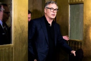 "Rust": Φυλάκιση 6 μηνών στον βοηθό σκηνοθέτη - Έδωσε στον Μπάλντουιν το όπλο που σκότωσε τη Χάτσινς