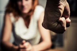 Σοκ στο Ηράκλειο: Χτύπησε την 51χρονη σύζυγό του και προσπάθησε να τη βάλει με τη βία στο πορτμπαγκάζ