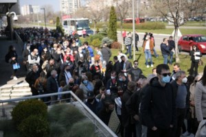 Καθηγήτρια ιολογίας προειδοποιεί για νέο κύμα πανδημίας το φθινόπωρο