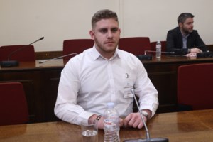 Ο Βασίλης Κόκκαλης εξηγεί γιατί έκανε ερώτηση στον επιζώντα των Τεμπών για την τούρτα των γενεθλίων του [βίντεο]