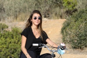 Η Χριστιάνα Μπέτα με σούπερ μίνι μεταξωτό φόρεμα και γοητευτικό συνοδό στη Μύκονο - εικόνα 13