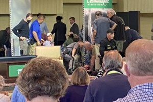 Επίθεση σε Σαλμάν Ρουσντί: Μαχαιρώθηκε στον λαιμό - Είναι ζωντανός, λέει ο κυβερνήτης της Ν. Υόρκης - Μπήκε στο χειρουργείο - εικόνα 4