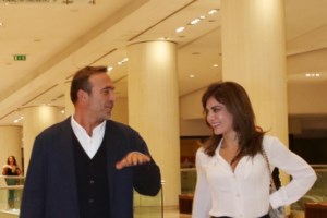 Δήμητρα Ματσούκα: Ηλιοκαμένη με σούπερ μίνι έξωμο φόρεμα και διάφανα πέδιλα σε βραδινή εμφάνιση - εικόνα 5