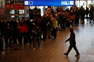 Νέο "καμπανάκι" ΠΟΥ στην ΕΕ: "Ψευδής αίσθηση ασφάλειας" -  Μάσκα, αποστάσεις και εμβόλιο τα "κλειδιά" για τον κορονοϊό