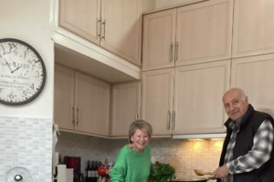 Η Ελενα Ακρίτα ειρωνεύεται (και δεν έχει άδικο) την αντικομμουνιστική αφίσα της ΠΑΣΠ, ότι θα "σπάσει τον κομμουνισμό" - εικόνα 2