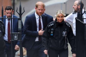 Bασιλιάς Κάρολος: "Πληγωμένος και θυμωμένος" με τον πρίγκιπα Χάρι μετά τη διαμάχη για την ασφάλεια και την επίθεση στην οικογένειά του - εικόνα 3