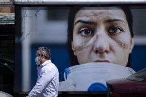 Κορονοϊός: "Παρέλαση" ασθενοφόρων στον Ευαγγελισμό – Δύσκολη προβλέπεται η εφημερία - εικόνα 2