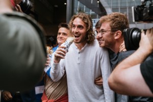 O πλανήτης στα πόδια του Τσιτσιπά: Αποθέωση από Ναδάλ και ξένα ΜΜΕ - "Το κάνω όχι μόνο για μένα αλλά και για την πατρίδα μου" - εικόνα 9