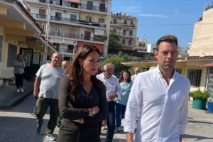 "Με έσπρωχναν οι οπερατέρ για να μην φαίνομαι": Η Μιχαηλίδου "ξαναχτυπά" για την κοινή εμφάνιση με τον Κασσελάκη