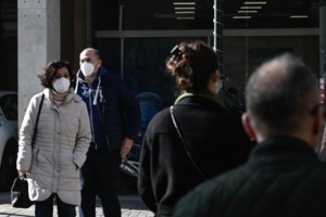 Συνεδριάζουν οι λοιμωξιολόγοι: Τι θα αποφασίσουν και γιατί η Ελλάδα διαφέρει από την υπόλοιπη Ευρώπη