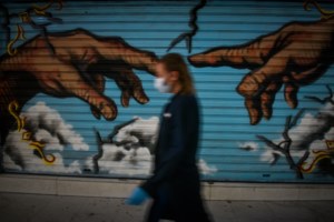 Τάσος Χαλκιάς: Μένουμε σπίτι μέχρι να τα ξαναπούμε από το θεατρικό σανίδι [βίντεο]