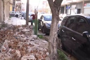 Θεσσαλονίκη: Τοίχος έπεσε από τον αέρα και καταπλάκωσε αυτοκίνητα [εικόνες - βίντεο]