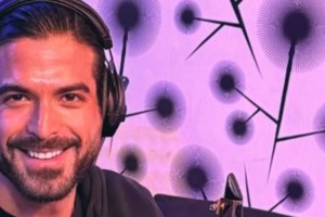 Άρης Μουγκοπέτρος: Θα πάει στο Α.Τ. ο φίλος που του έδωσε την κροτίδα - Μάχη για να σωθεί το τρίτο δάχτυλο του μουσικού - εικόνα 2