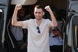 Χάος σε αεροδρόμια των ΗΠΑ και του Καναδά: Χάκερ πρόβαλαν μηνύματα υπέρ της Χαμάς με ύβρεις για Νετανιάχου και Τραμπ