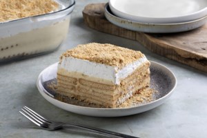 Πολύ δροσερό και ανάλαφρο μπισκοτογλυκό ψυγείου με γιαούρτι και μαρμελάδα - Ετοιμο στο 10λεπτο - εικόνα 2