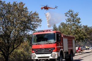 Δράμα: Τραυματίστηκε πυροσβέστης παλεύοντας με τις φλόγες, έχει εγκαύματα σε πρόσωπο και χέρι- Επικοινωνία με Κικίλια