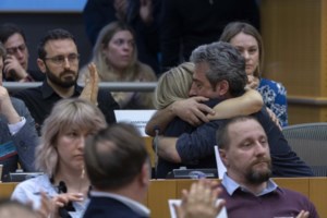 Οι Ράδιο Αρβύλα τα βάζουν με τον Μητσοτάκη για τα Τέμπη και ειρωνεύονται τον Μαρκόπουλο: "Μαγκιά, κλανιά και εξάτμιση"