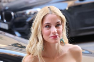 Δούκισσα Νομικού: Η καστανόξανθη κόρη της Αναστασία Θεοδωρίδη ντύθηκε πριγκίπισσα Έλσα - Ποζάρει στο φωτεινό σαλόνι τους - εικόνα 5