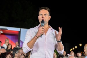 Τσακώθηκε ο Κασσελάκης με δημοσιογράφο στη Ρόδο- Δεν του άρεσαν οι ερωτήσεις, αποχώρησε από το στούντιο